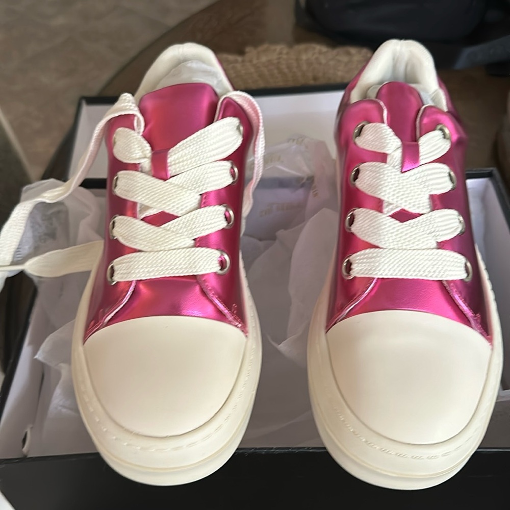 NIB CAPE ROBBIN size 8 sneakers